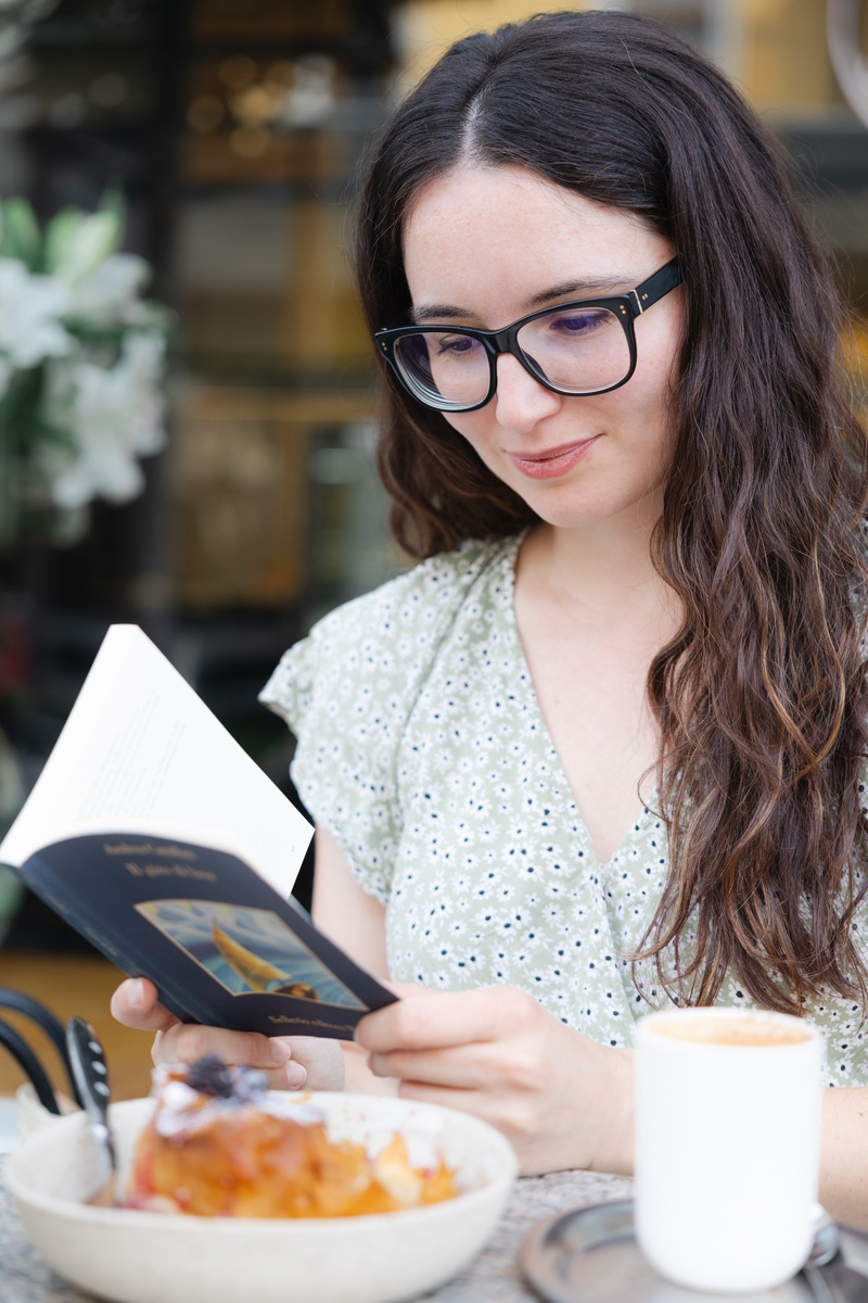 frau mit buch in zurich enge